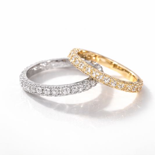 Fede elegante con zirconi luminosi