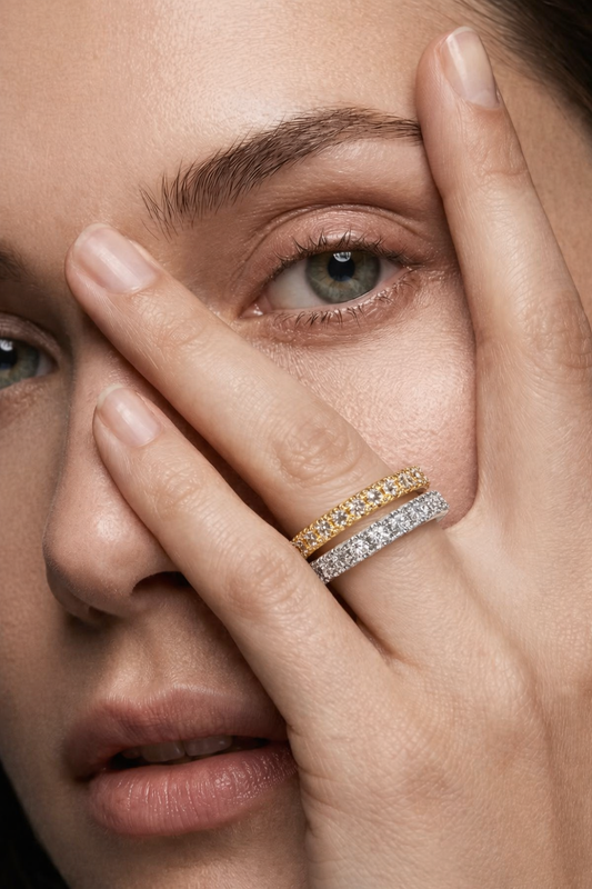 Fede elegante con zirconi luminosi